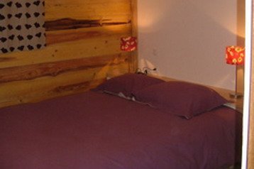 France Chata Huez, Extérieur