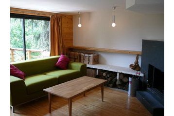 France Chata Huez, Extérieur