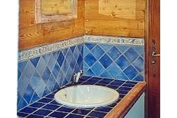 France Chata Huez, Extérieur