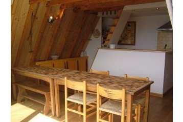 France Chata Huez, Extérieur