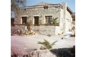 Grecia Chata Makrygialos, Exteriorul