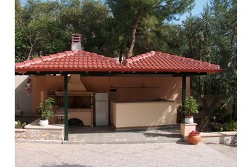 Kreeka Privát Vrachos, Eksterjöör