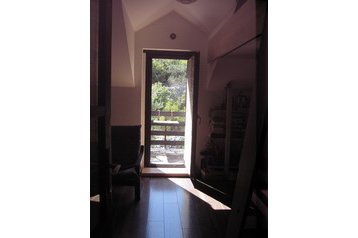 Juodkalnija Byt Stoliv, Eksterjeras