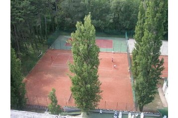 Ungari Byt Balatonföldvár, Eksterjöör