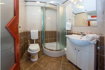 Croazia Byt Makarska, Esterno