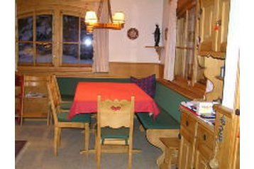 Suisse Chata Arosa, Extérieur