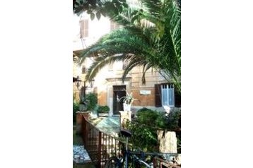 Italia Byt Roma, Exteriorul