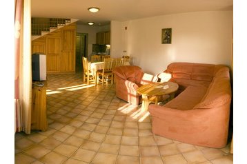 Vengrija Byt Kehidakustány, Eksterjeras