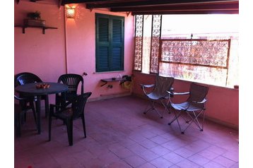 Italia Byt Roma, Exterior