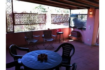 Italia Byt Roma, Exterior