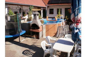 Cehia Chata Lhánice, Exteriorul