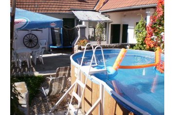 Czechy Chata Lhánice, Zewnątrz