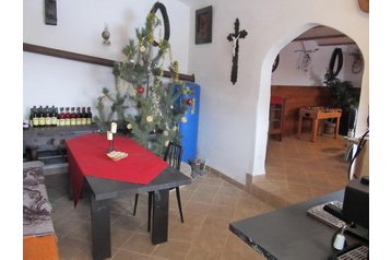 Cehia Chata Lhánice, Exteriorul