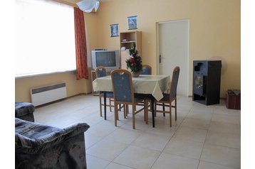 Cehia Chata Lhánice, Exteriorul