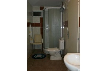 Cehia Chata Lhánice, Exteriorul