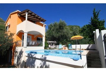 Czarnogóra Chata Reževići, Zewnątrz