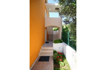 Czarnogóra Chata Reževići, Zewnątrz