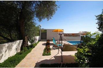 Czarnogóra Chata Reževići, Zewnątrz