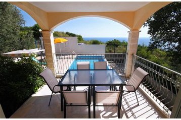 Czarnogóra Chata Reževići, Zewnątrz