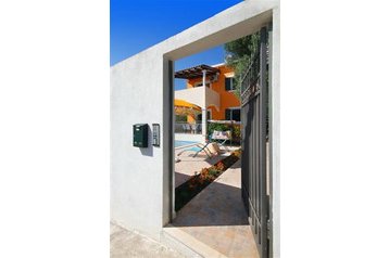 Czarnogóra Chata Reževići, Zewnątrz