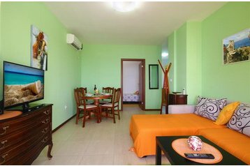 Czarnogóra Chata Reževići, Zewnątrz