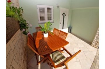 Kroatien Byt Pula, Exterieur