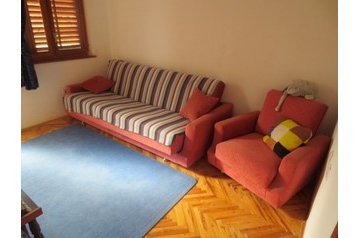 Serbia Chata Babe, Exteriorul