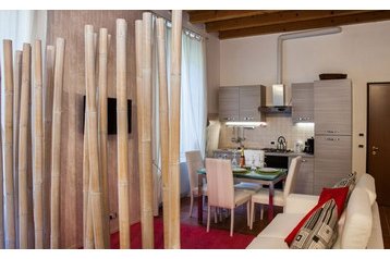 Italia Byt Como, Interno