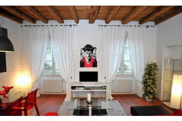 Italia Byt Como, Exterior