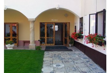 Cehia Hotel Bouzov, Exteriorul