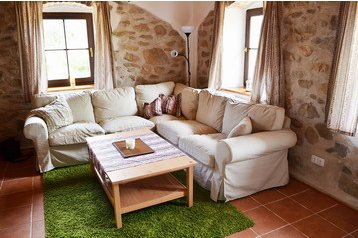 Cehia Chata Želnava, Exteriorul