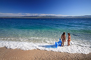 Hľadáte pokojné miesto s malebným zálivom a plážou, ktorú ešte neobjavili masy turistov?
